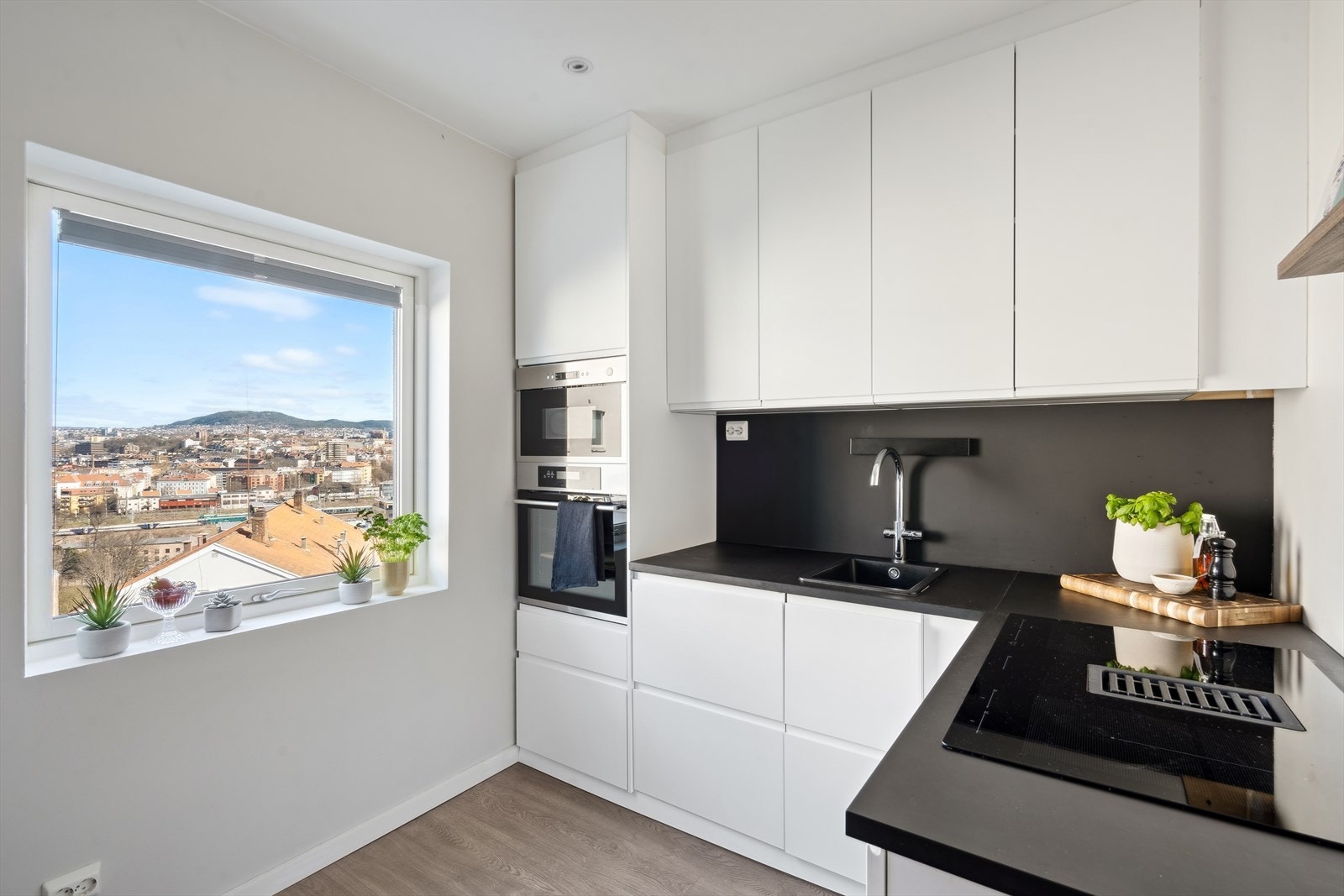 Kjøkkenet ble oppgradert i 2020 og fremstår stilrent. Det er rikelig med skap- og benkeplass Galleribilde