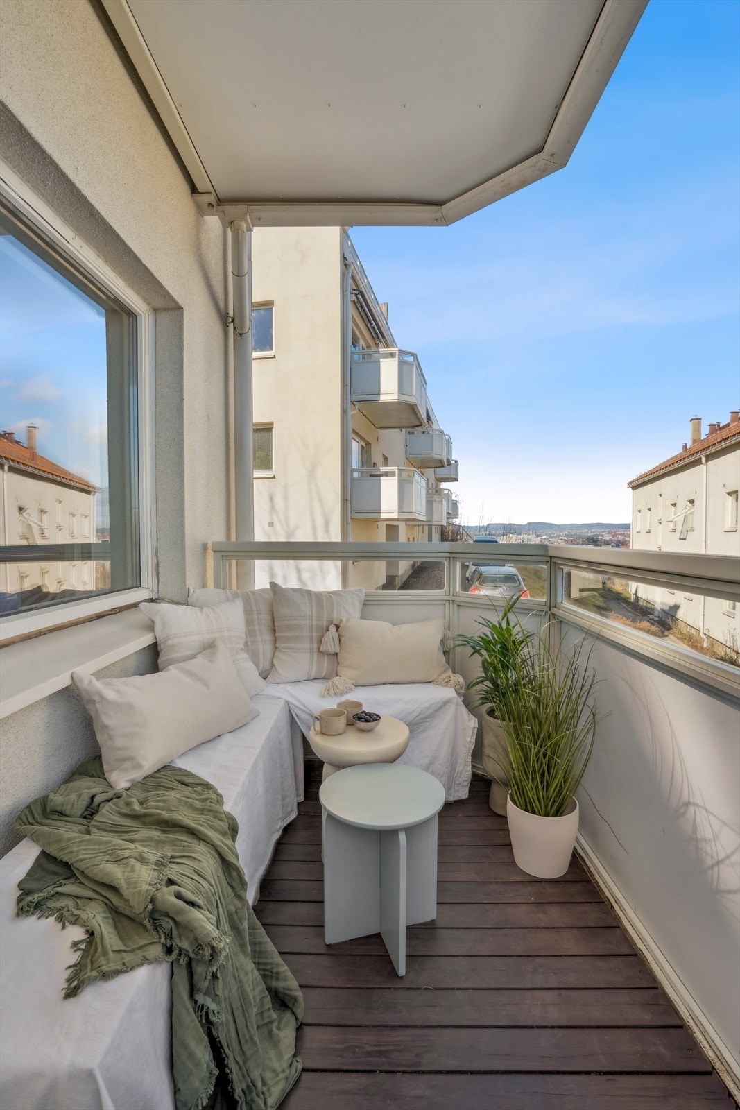 Fra stuen har du tilgang til en flott nordvendt balkong på 5,3m², som ligger høyt og luftig med panoramautsikt over hele byen Galleribilde