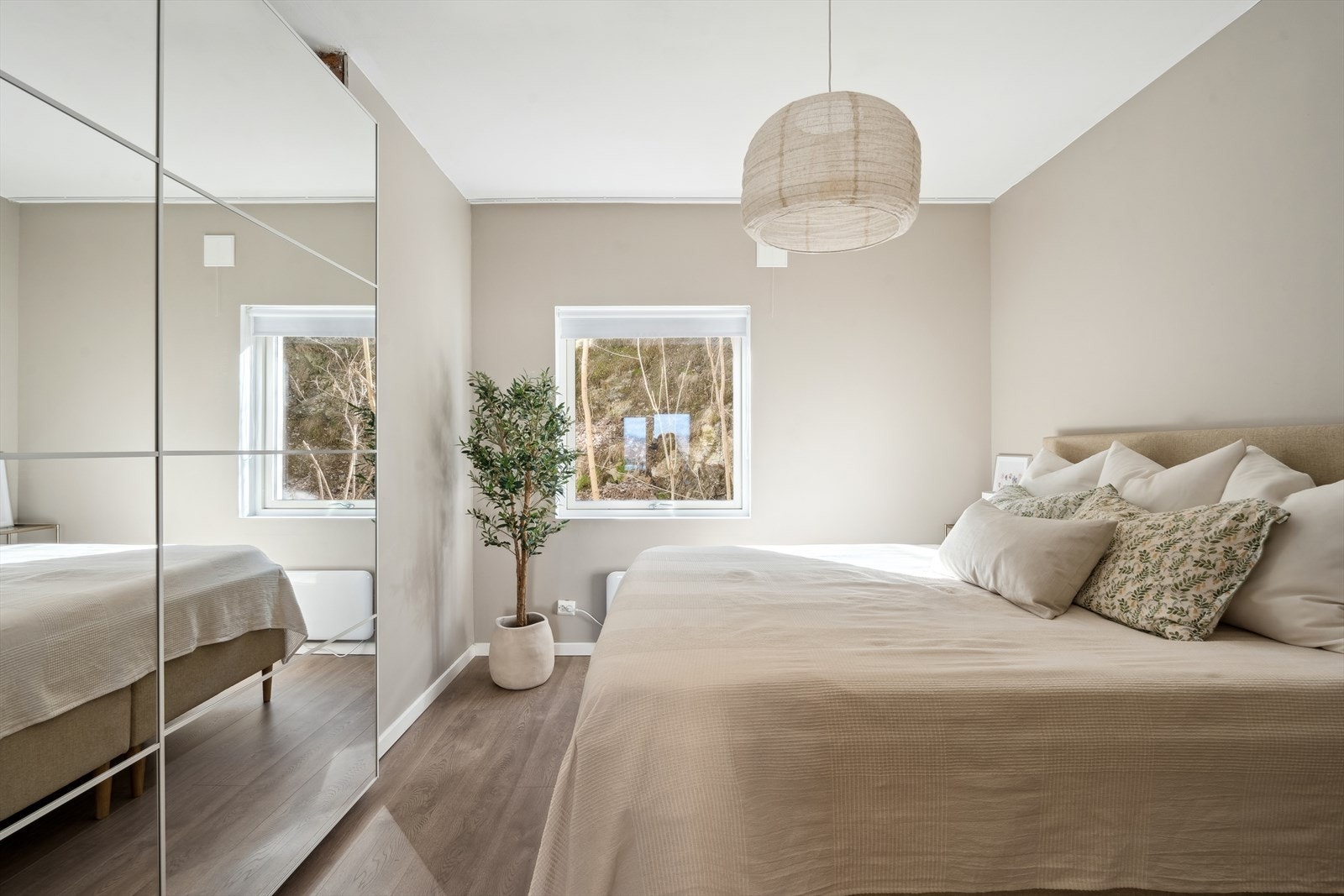 Leiligheten har to romslige soverom som vender ut mot rolig skogsområdet Galleribilde