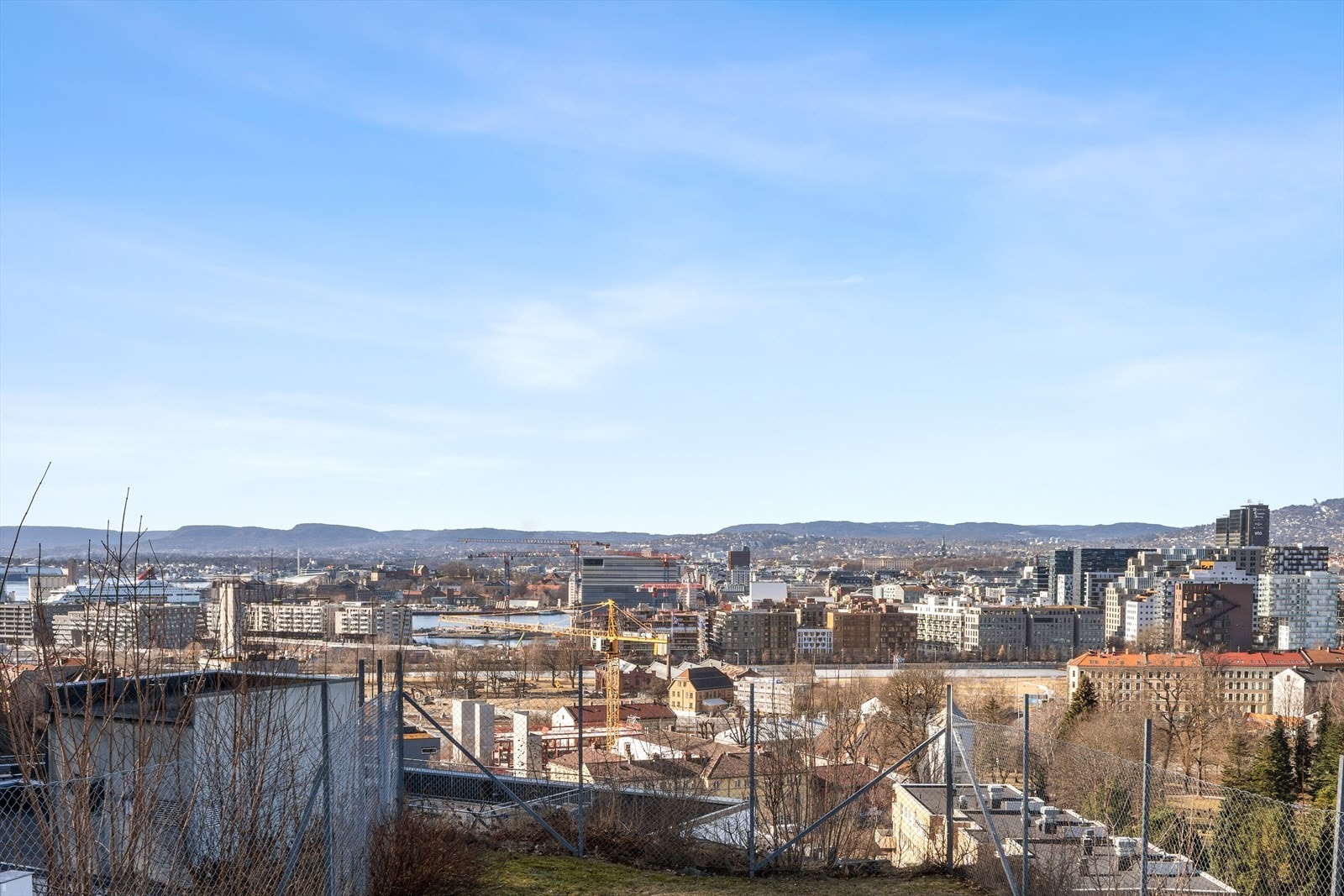 Sameiet har en hyggelig felles samlingsplass opparbeidet med gress og utemøbler. Her er det fantastisk utsikt mot Bjørvika. Galleribilde
