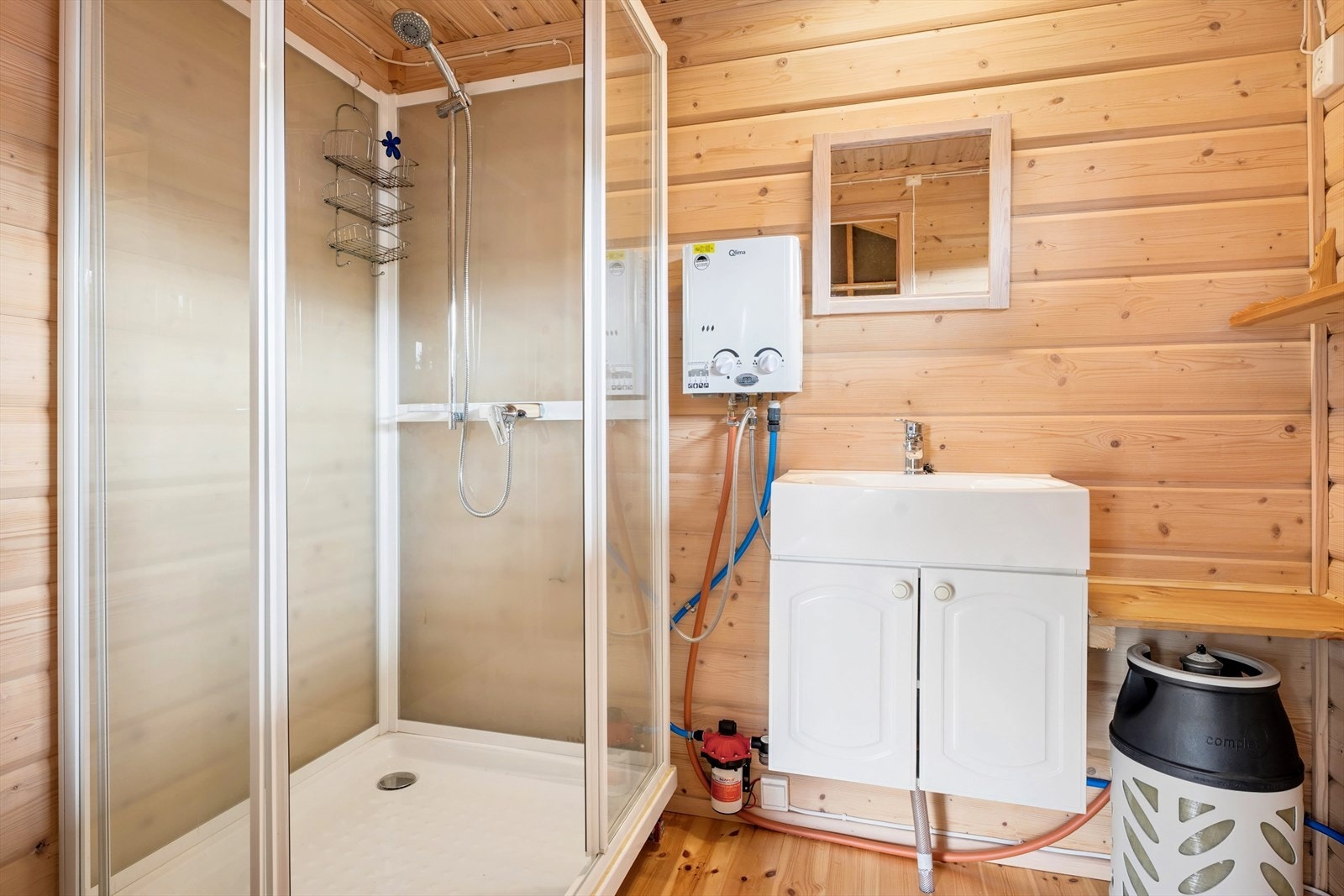 Deler av opprinnelig lagerrom i uthuset er i dag avdelt og innredet som hyttebad. (Tilleggsdel til hoveddel). Ikke bruksendret. I rommet er det montert dusjkabinett og servant. Vannforsyningen skjer via en vanndunk med 12 volt pumpe og gassvannvarmer. Galleribilde