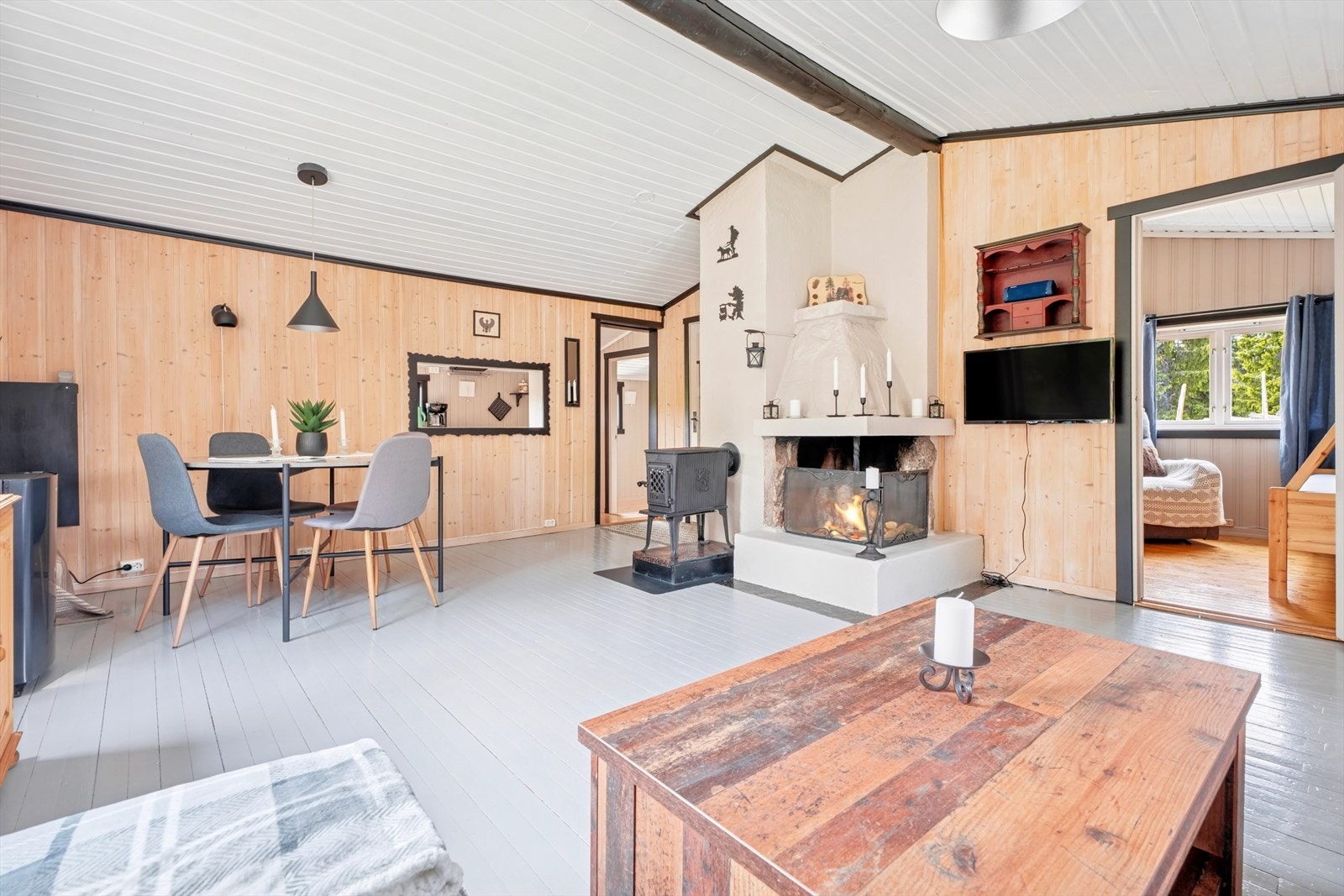Murt åpen peis, i tillegg til vedovn som sørger for knitrende hygge og varme på kalde dager. Galleribilde