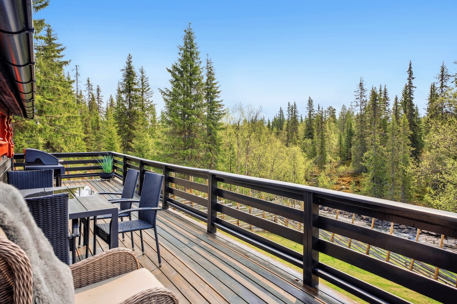 Vakkert utsyn mot skogkledd natur med sildrende elv som renner ca. 25 meter nedenfor hytten. Galleribilde