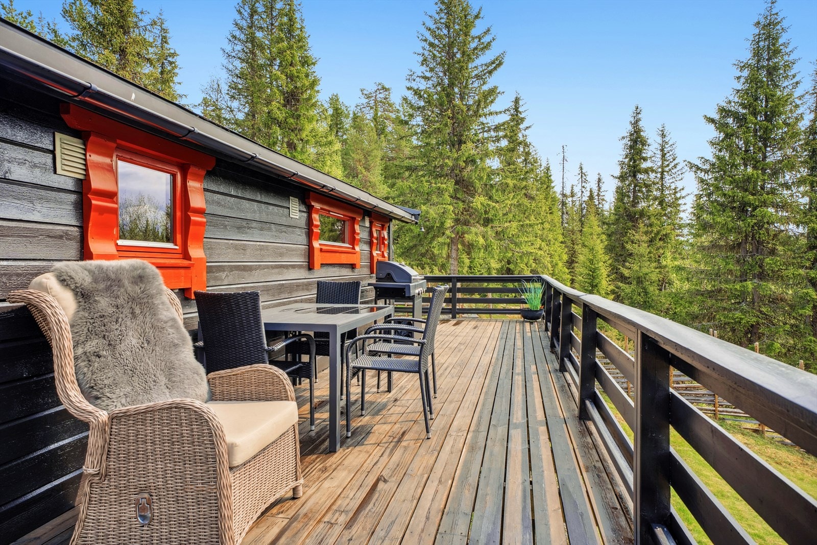 Stor terrasse på hele 47 kvm vendt mot rolige og naturskjønne omgivelser. Galleribilde