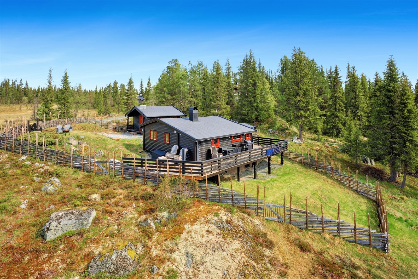 Denne trivelige hytten finner du ca. 780 meter over havet på Liarvøllen på nord-vestsiden av Hølervannet i Vassfaret, Bagn i Sør-Aurdal, Valdres. Galleribilde