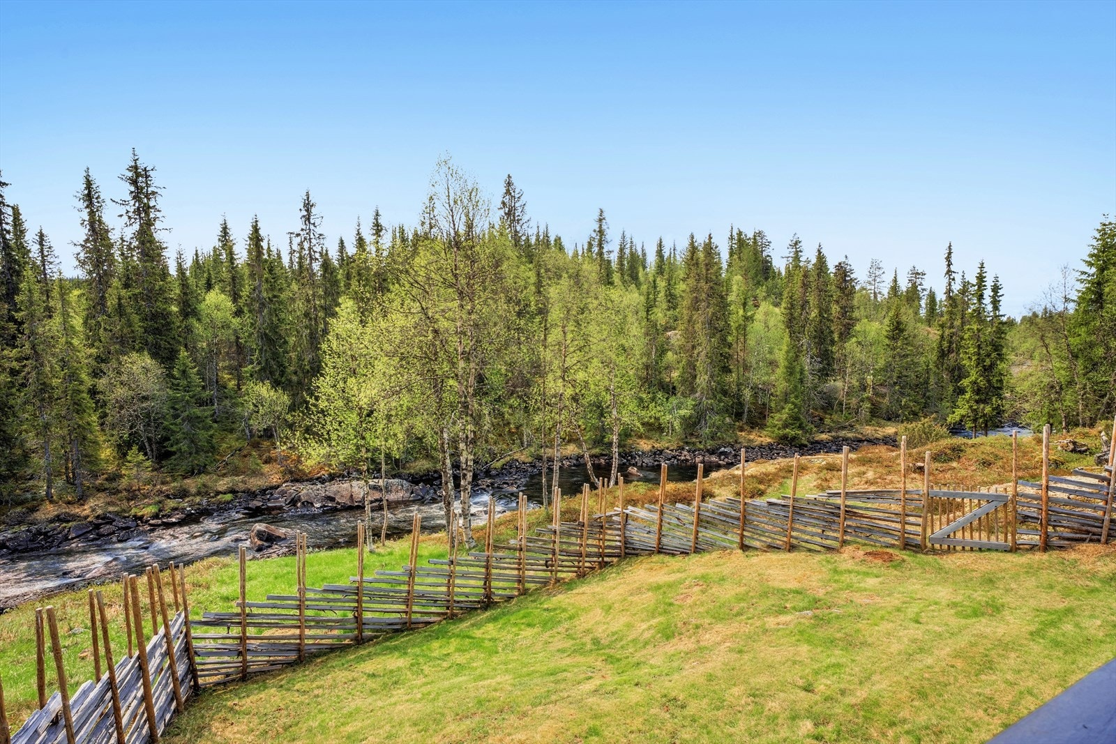 Stor tomt på ca. 4,5 mål. Opparbeidet og inngjerdet med skigard rundt bebyggelsen, resten av tomten er naturtomt bevokst med gran og bjerketrær. Galleribilde
