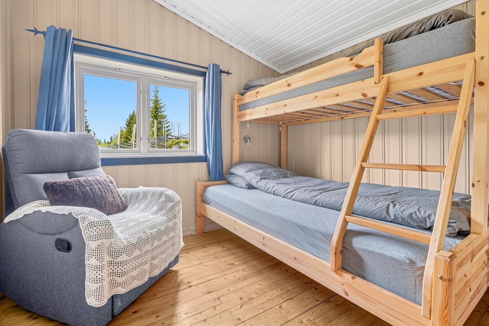 Panelt innvendige tømmervegger i soverom og stue. Galleribilde