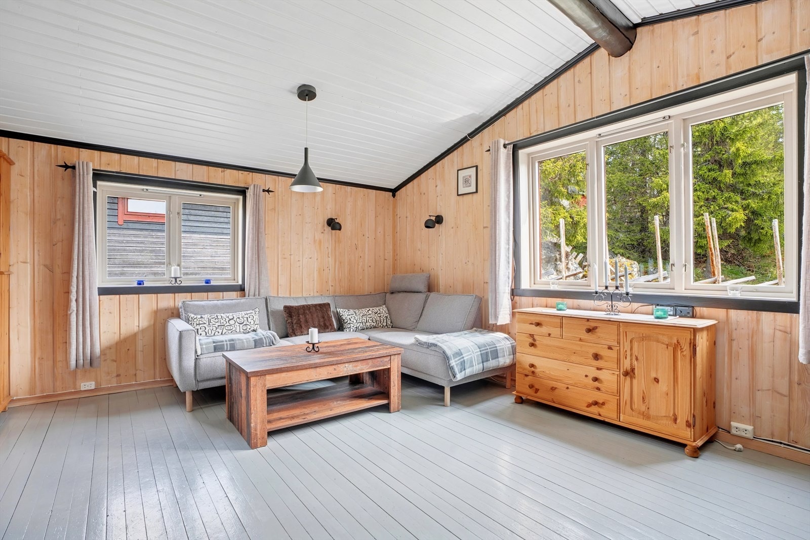 Beiset panel på vegger og malt gulv i stue. Galleribilde