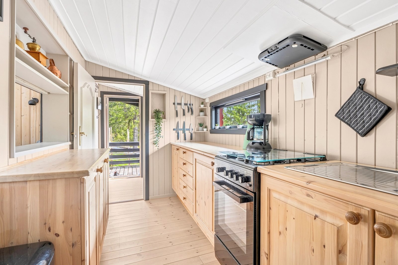 Fra kjøkkenet har du også direkte utgang til terrassen. Galleribilde