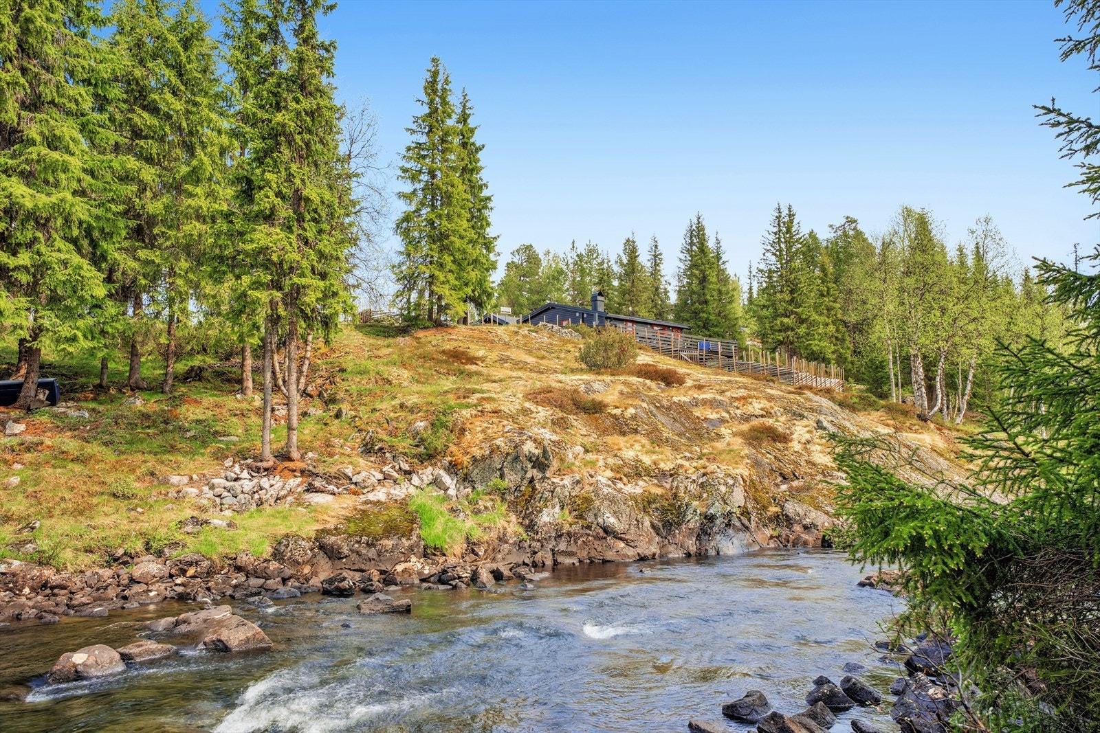 Sildrene elv som renner ca. 25 meter nedenfor hytten og flotte turmuligheter rett utenfor døren. Galleribilde