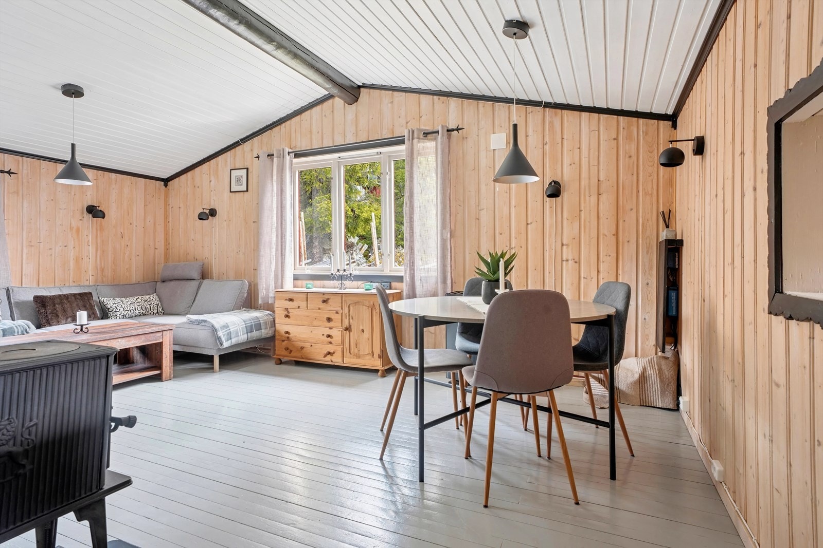 Det ble boret etter vann, montert el-pumpe og opplegg for aggregatstrøm i 2020. Galleribilde