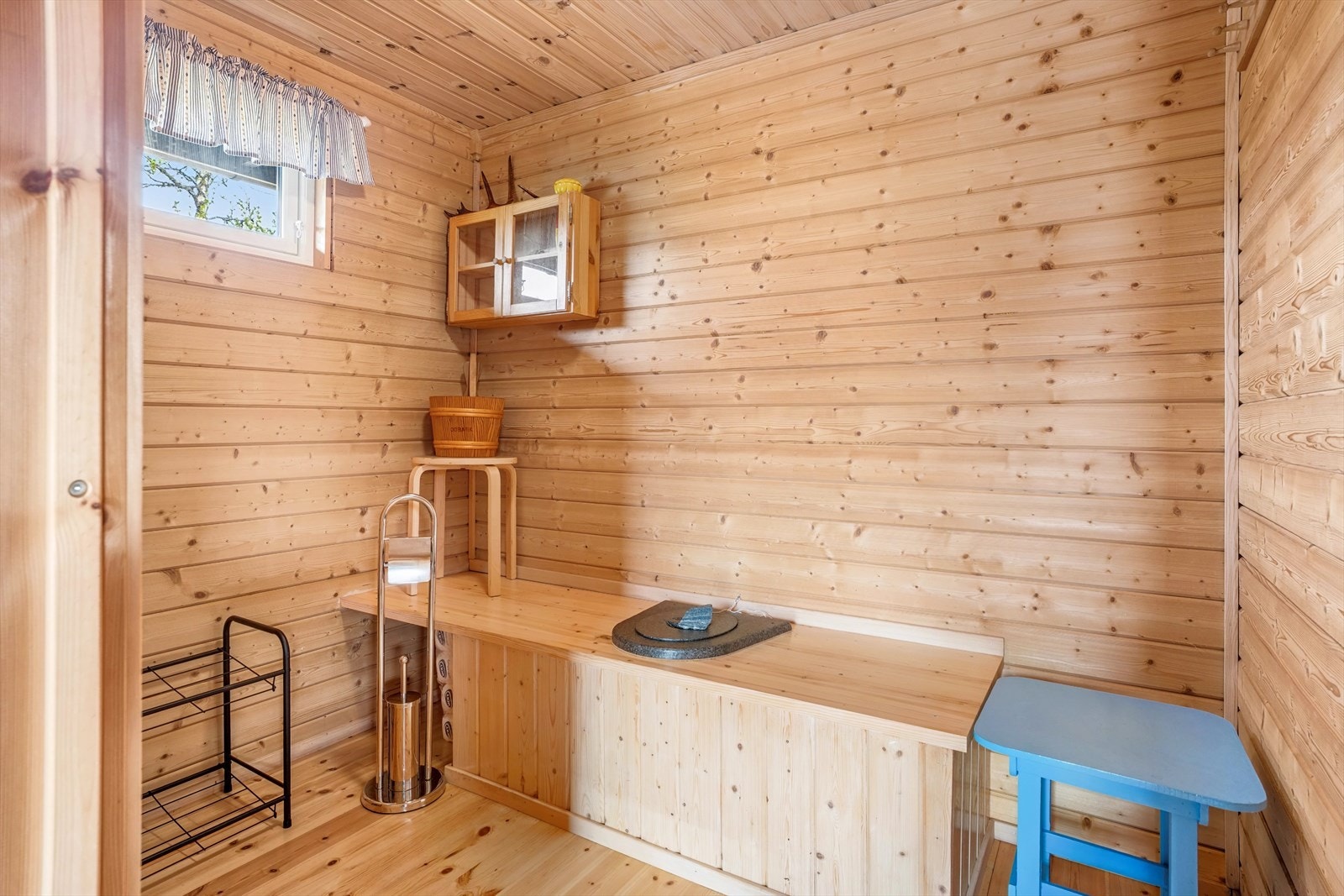 Do-rommet er innredet med en benk med utbyttbar plastbeholder. Galleribilde