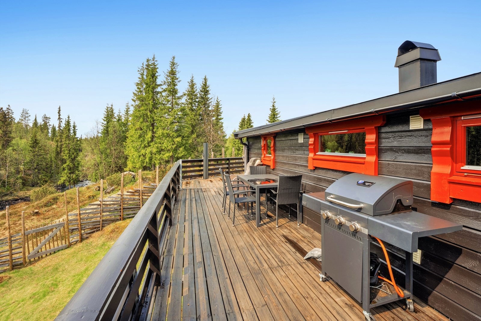 Inviter venner og familien til hyggelig grillselskap. Galleribilde