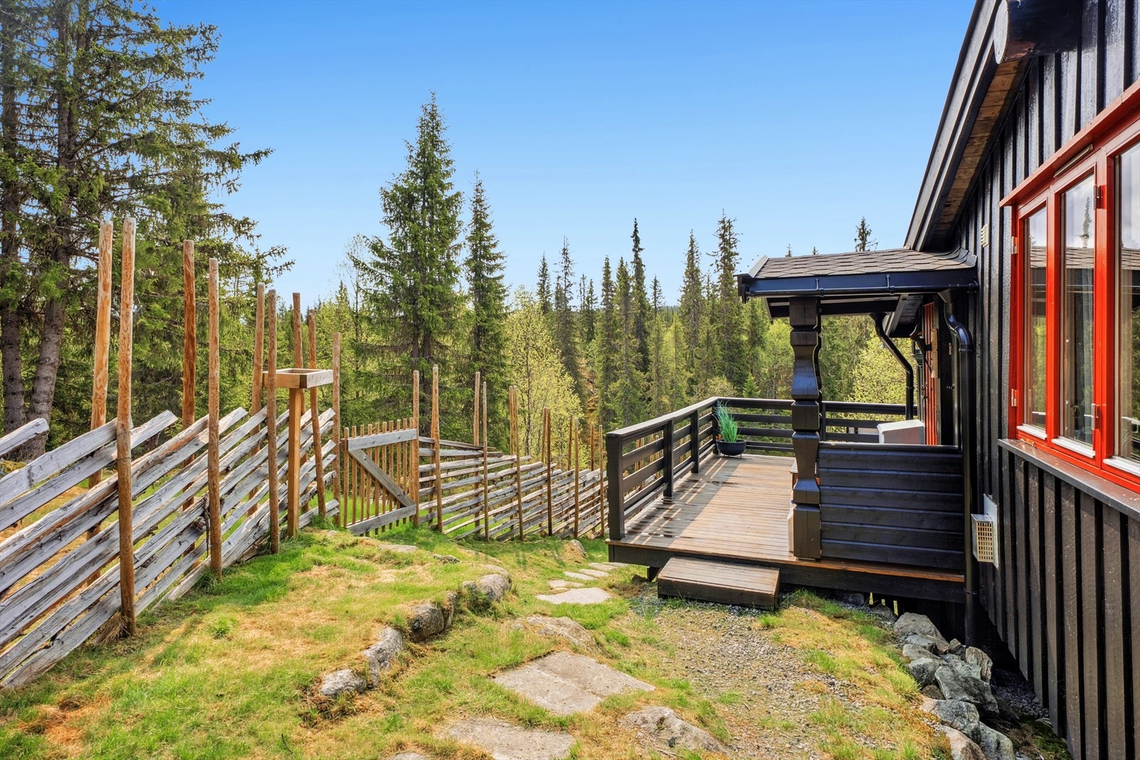 Terrassen strekker seg også til inngangspartiet med overbygg. Galleribilde