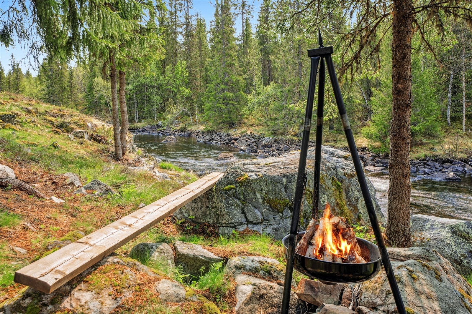 Det er uteplass med bålpanne nede ved elven. Galleribilde