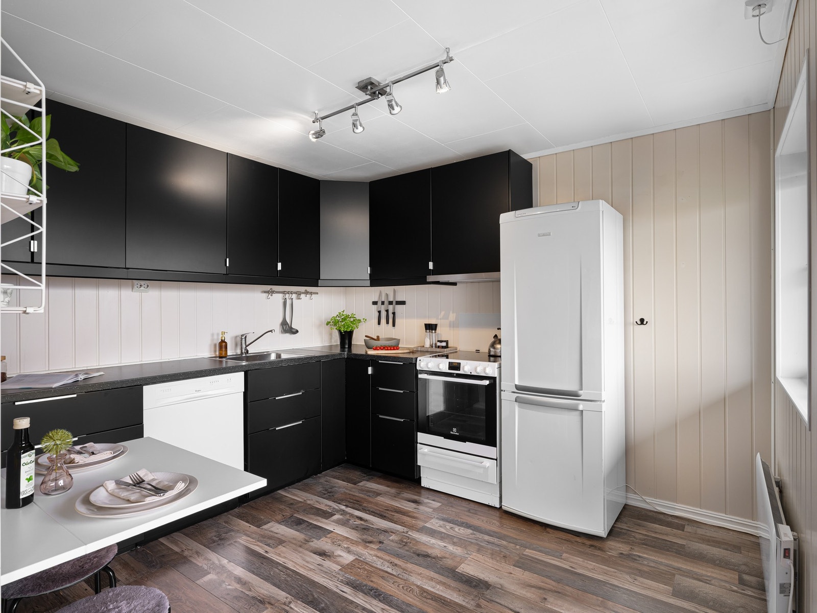 Pent kjøkken med rikelig med skap- og benkeplass Galleribilde