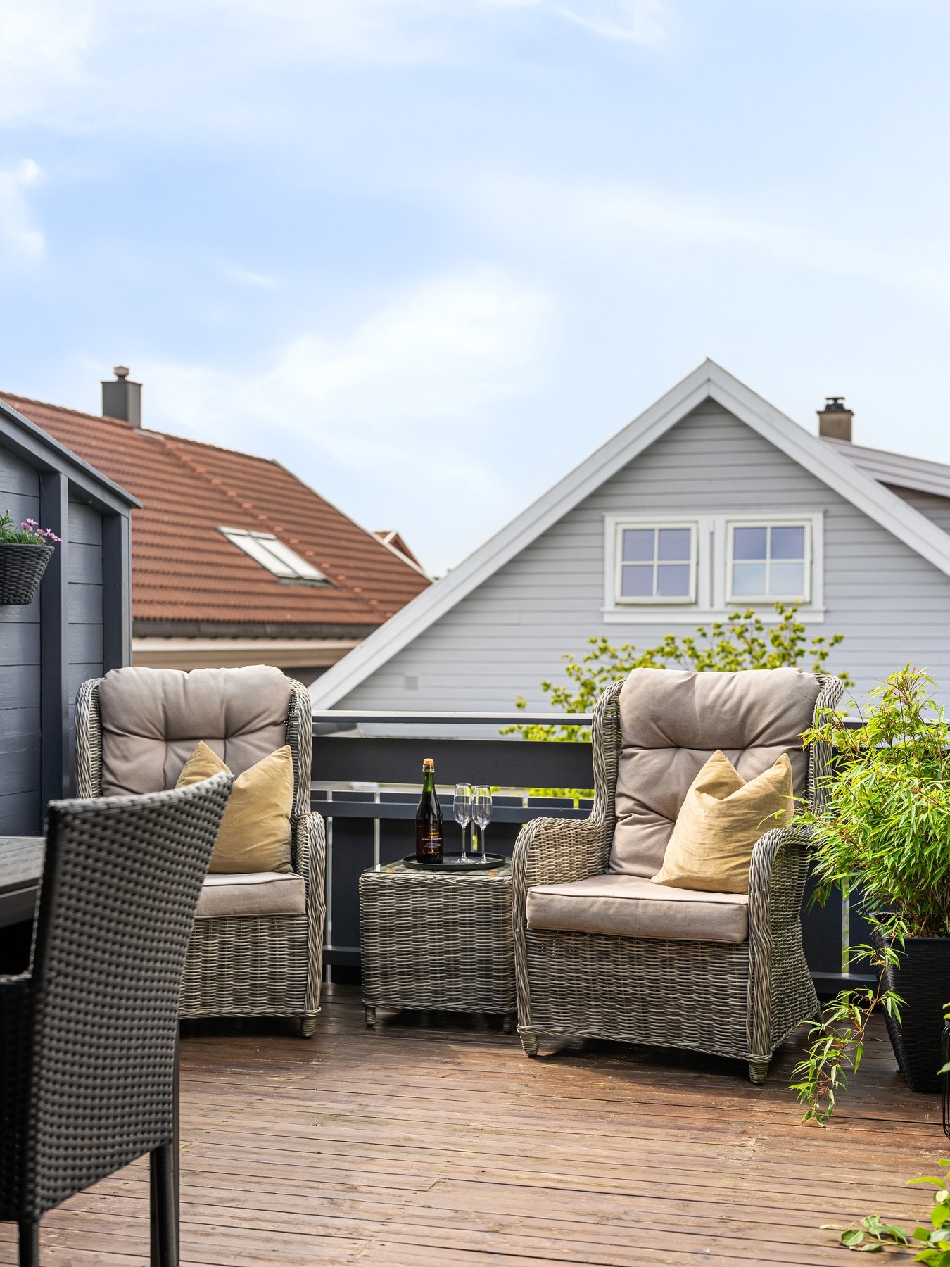 Fra kjøkkenet er det utgang til en romslig balkong med gode solforhold Galleribilde