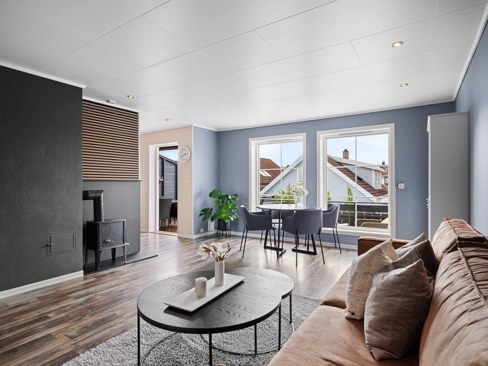 Vedovnen har en fin plassering i rommet og varmer godt når kulden melder seg Galleribilde