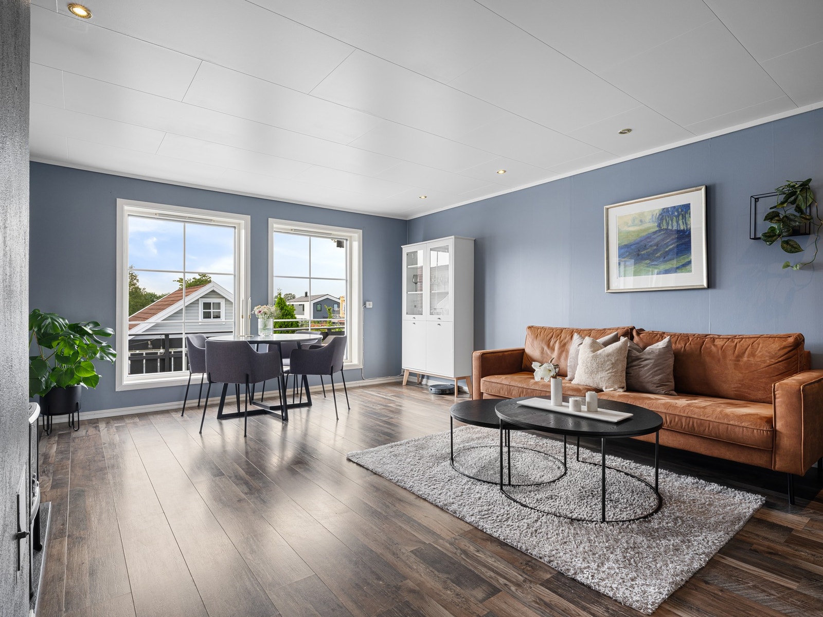 De store vindusflatene slipper inn rikelig med naturlig lys som gir et godt innemiljø Galleribilde