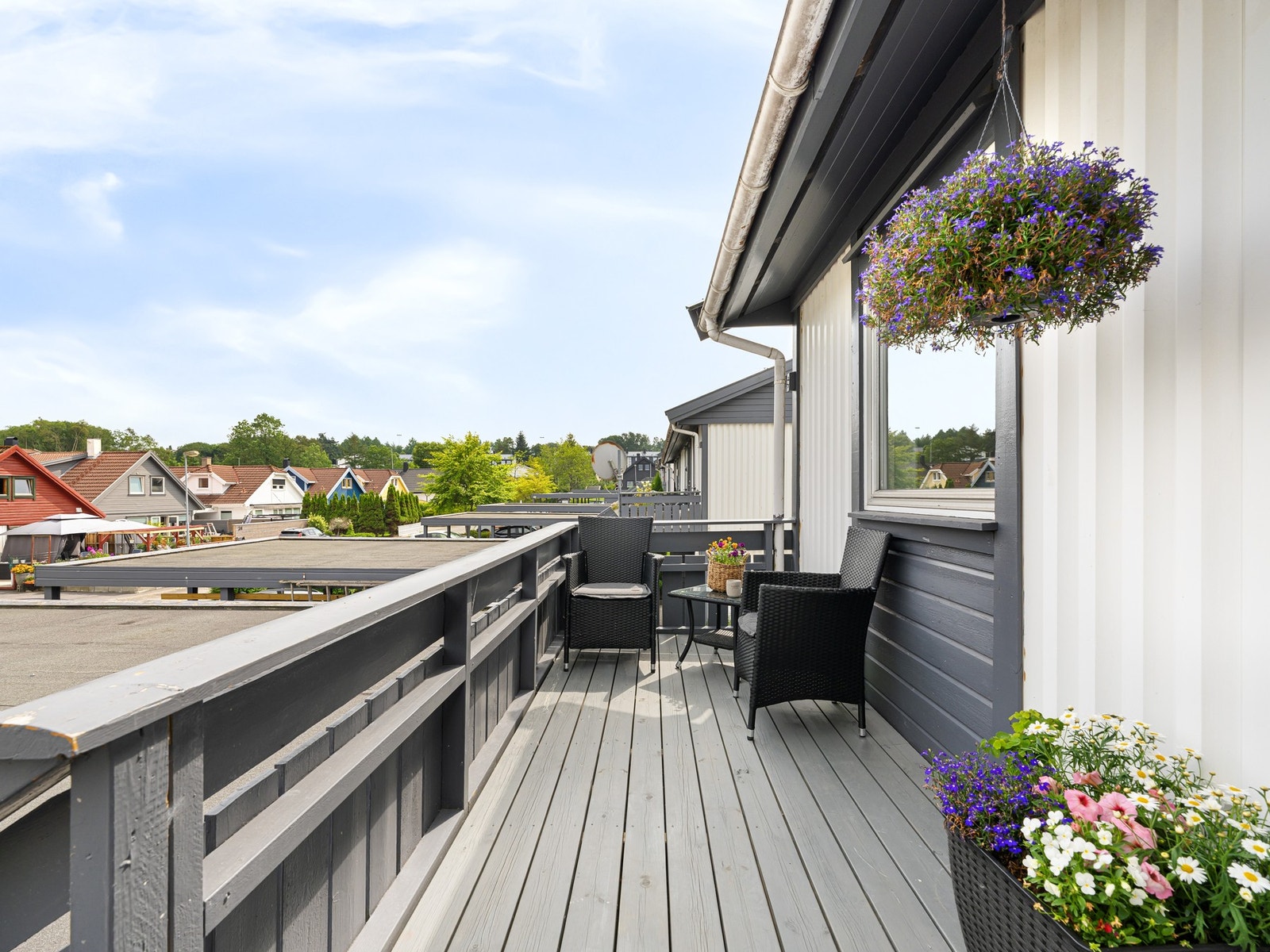 Herlig balkong ved inngangspartiet med morgensol Galleribilde