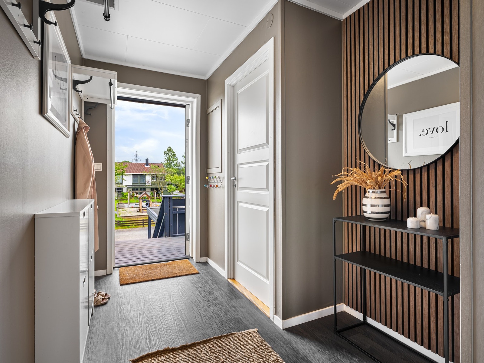 Lys og innbydende entré/gang Galleribilde