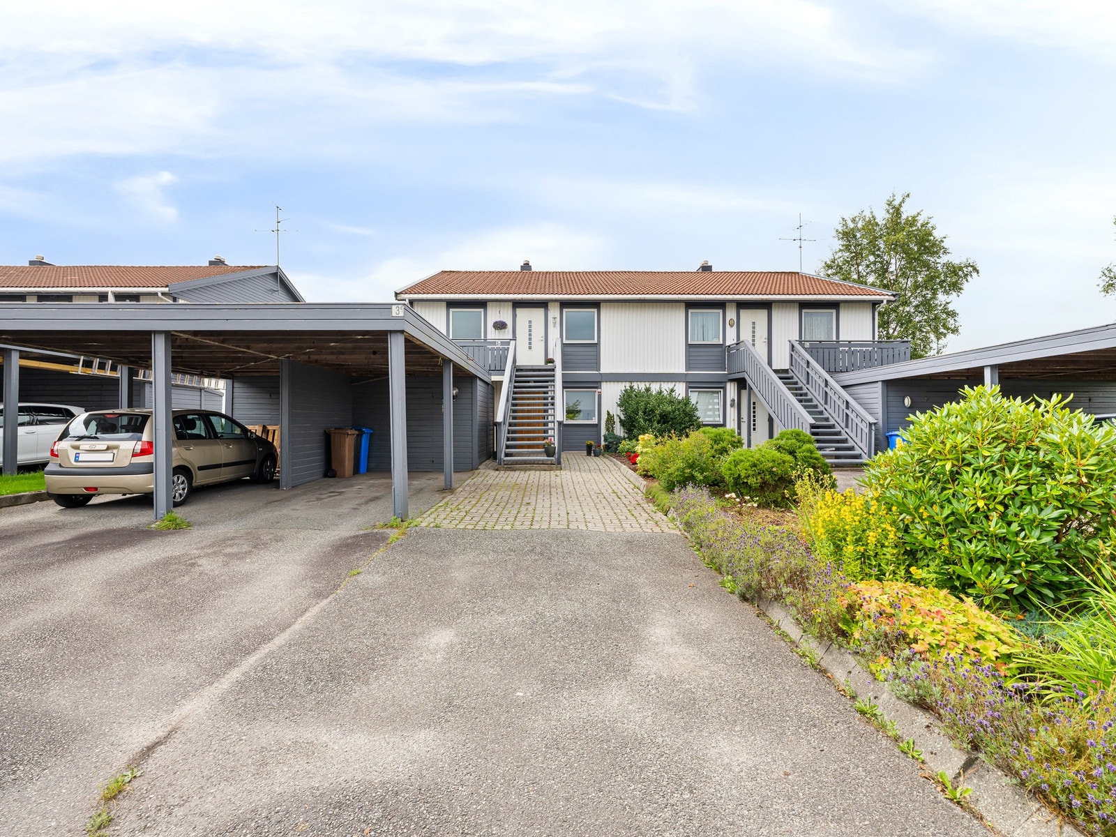 Parkering i carport med romslig bod i bakkant Galleribilde
