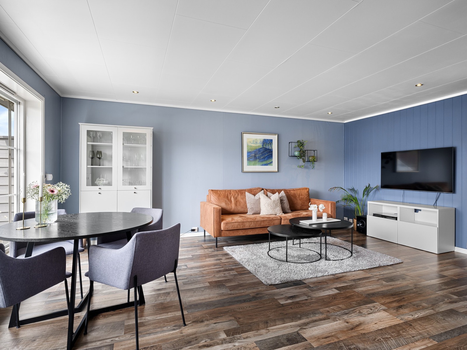 Romslig stue med gode møbleringsmuligheter Galleribilde