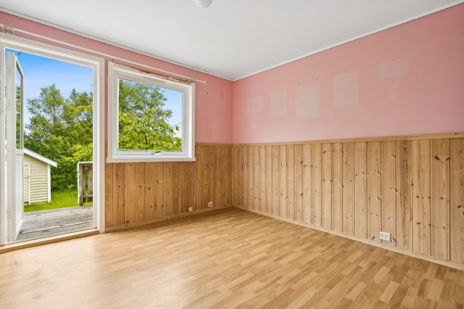 Største soverommet har i tillegg utgang til mindre terrasse på baksiden Galleribilde