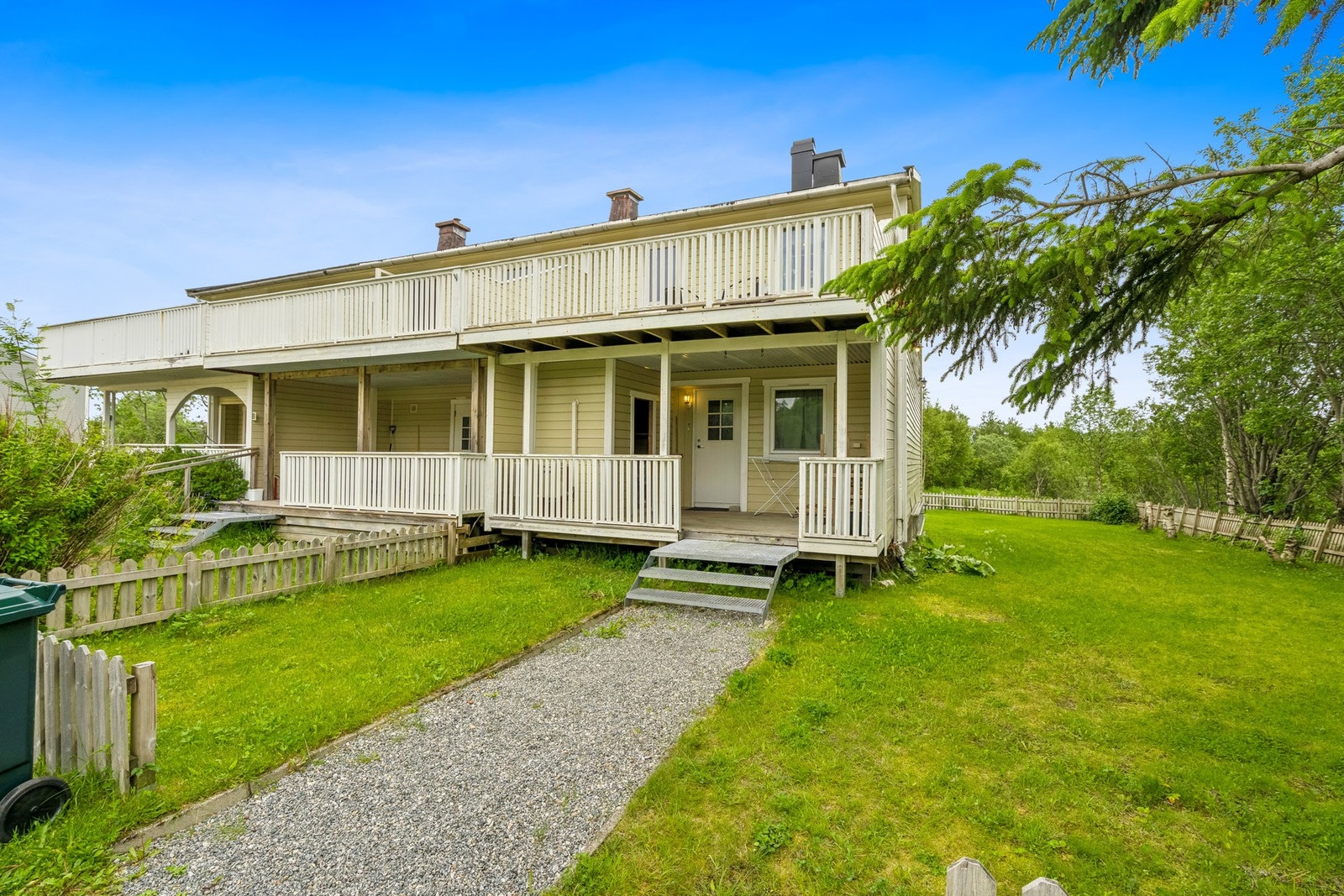 Iduns vei 3 ligger sentralt til i Sandnessjøen, med gangavstand til sentrum, offentlig transport og flotte turområder Galleribilde