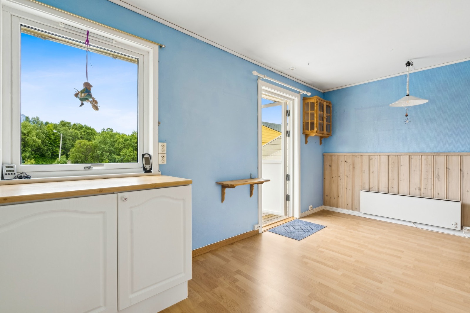 Fra kjøkkenet har du direkte adkomst til balkongen.. Galleribilde