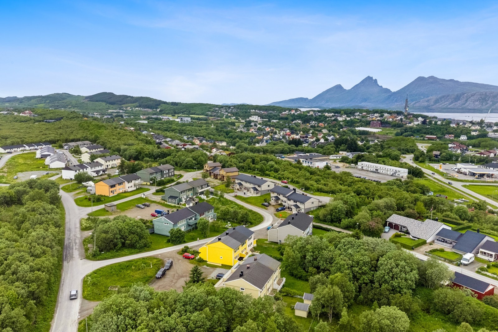 Sentralt, men naturnært - Iduns vei 3 byr på kort vei til sentrum og flotte turområder rett utenfor døren Galleribilde