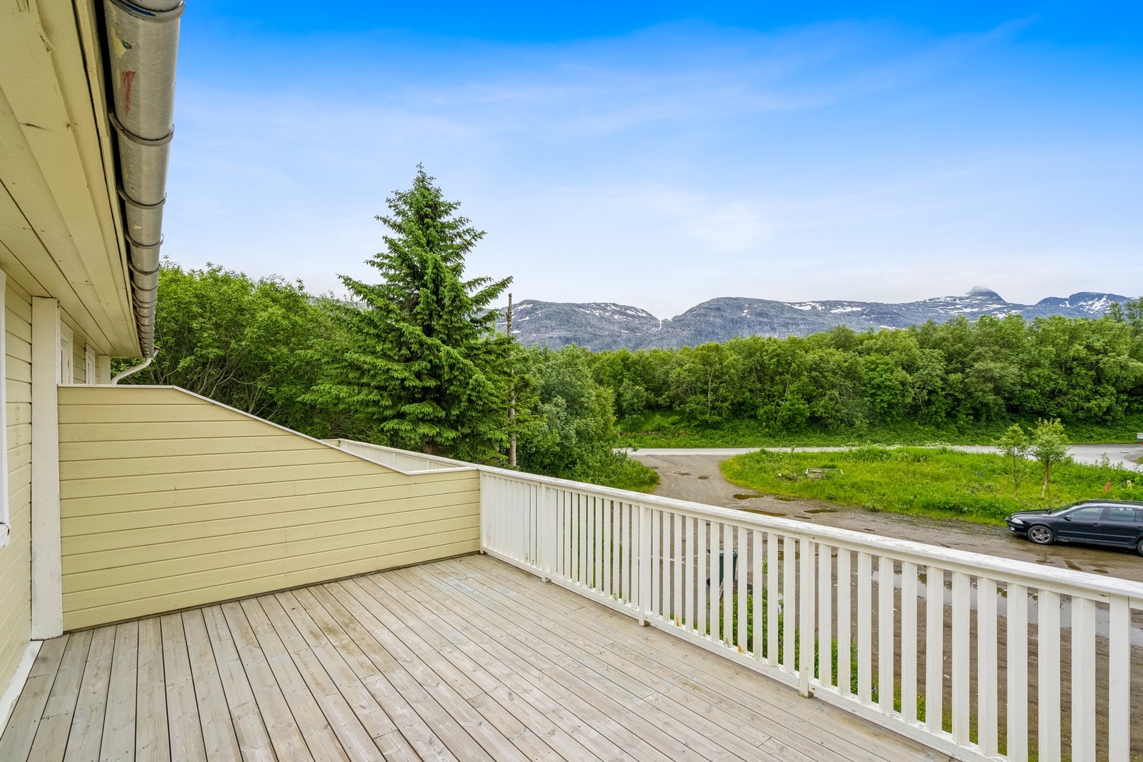 Et perfekt sted å nyte både utsikten og kveldssolen på varme sommerdager Galleribilde