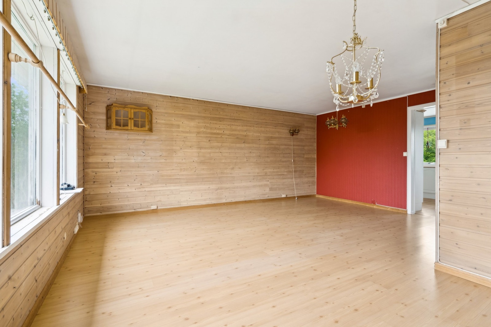 Muligheter for å møblere i ulike soner i den romslige stuen Galleribilde