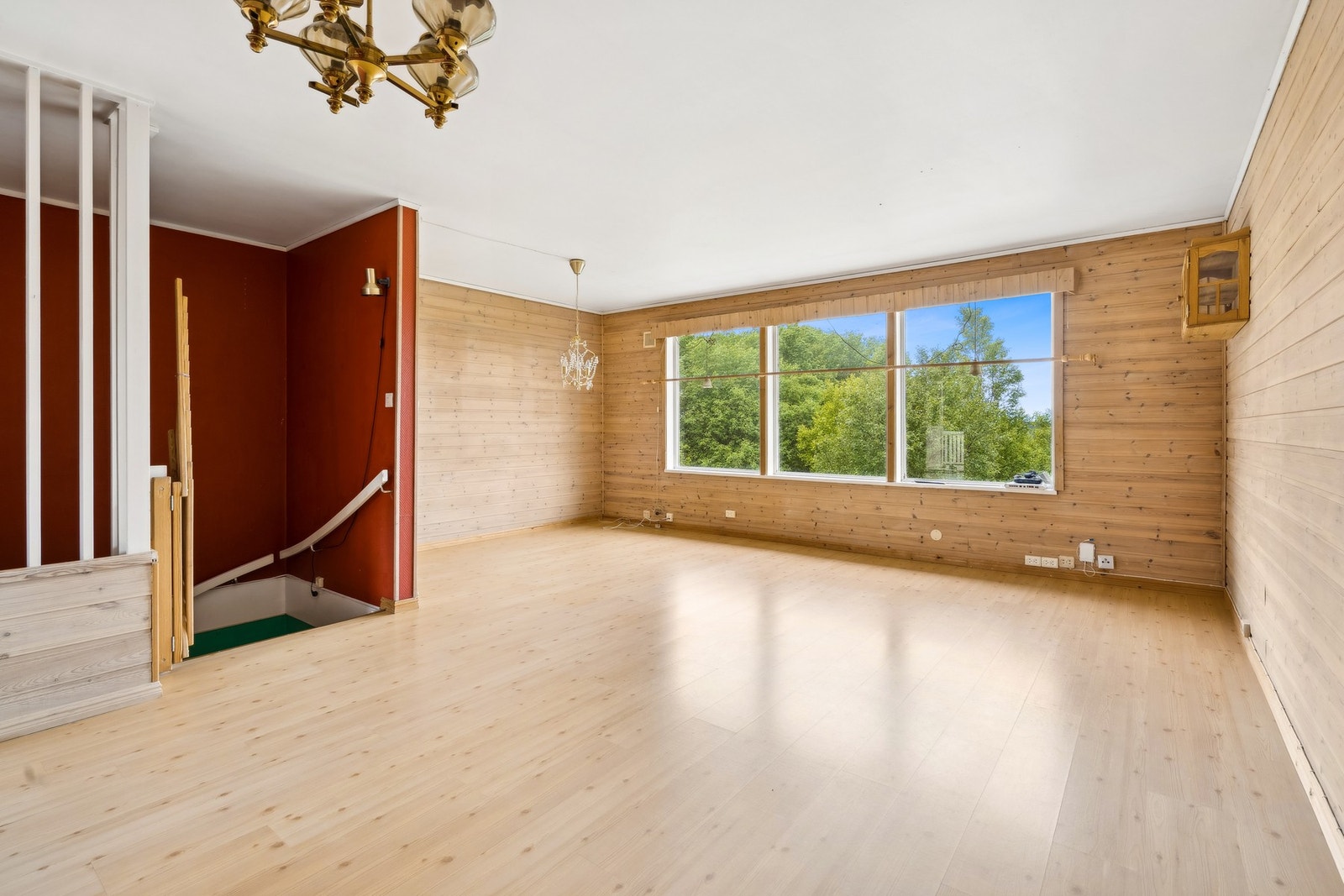 Stuen oppleves som romslig og har godt med naturlig lysinnslipp Galleribilde