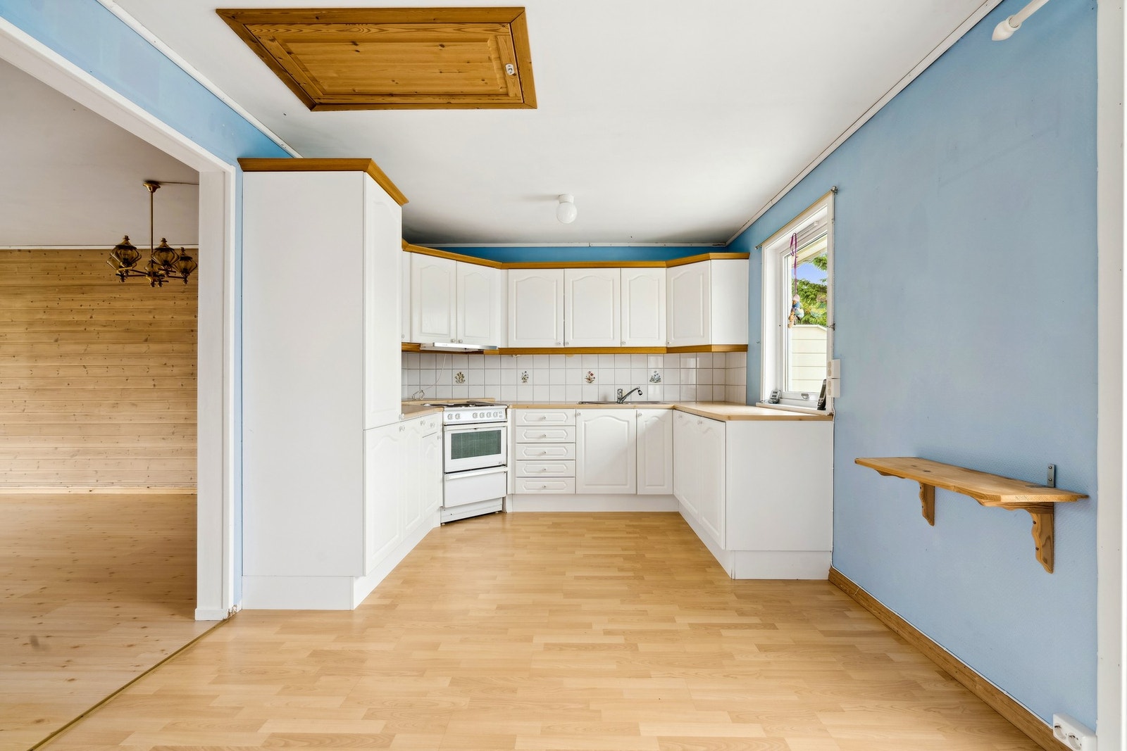 Klassisk kjøkken med profilerte fronter og slitesterke, laminerte benkeplater - Stilrene fliser mellom benkeplate og overskap Galleribilde