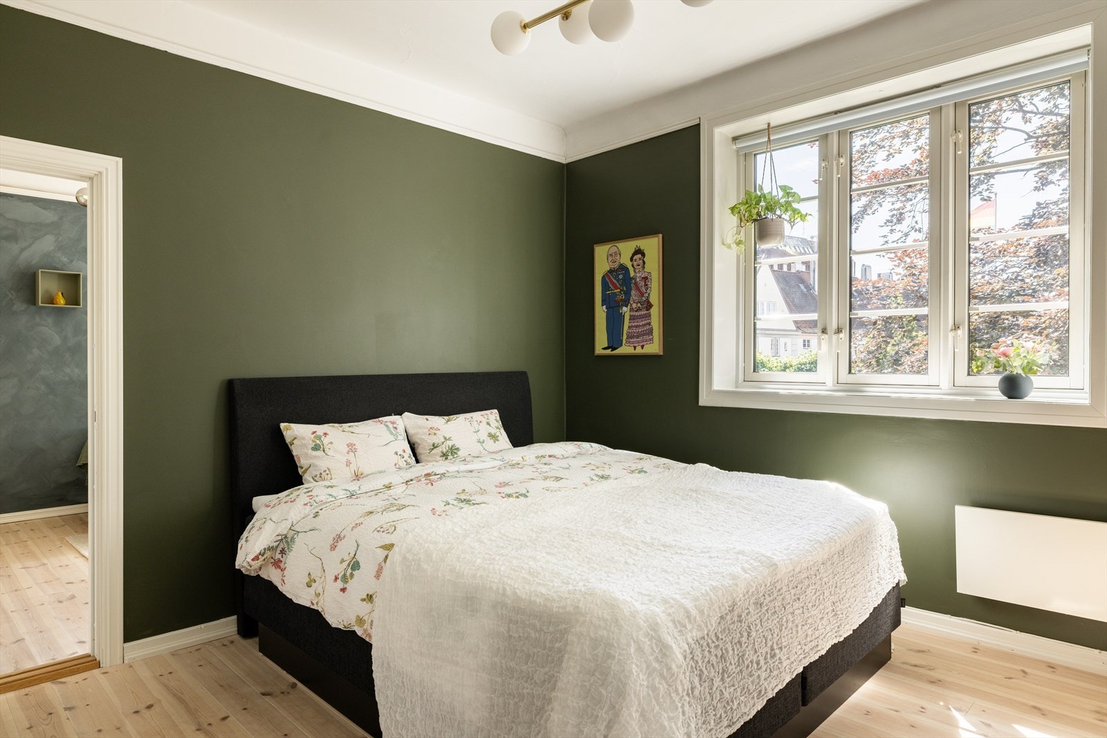 Hovedsoverommet er malt i delikate farger, har god plass til dobbeltseng og tilhørende nattbord og vender ut mot bakgården. Galleribilde