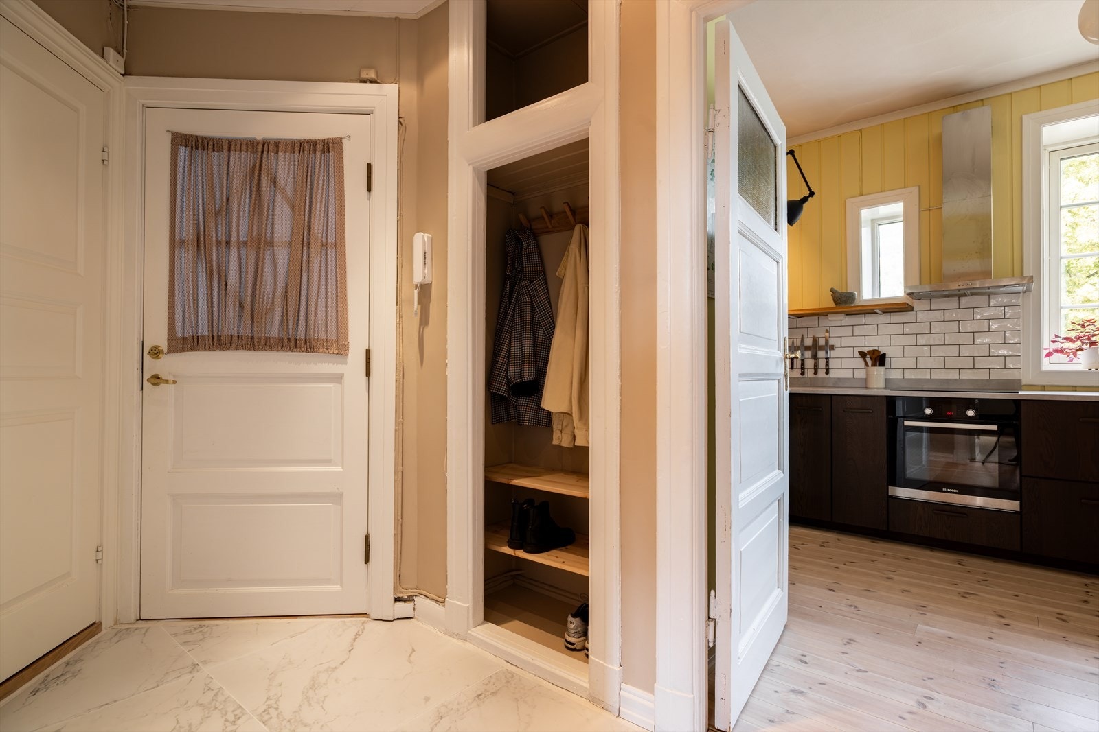 Praktisk nisje for oppheng og lagring. Galleribilde