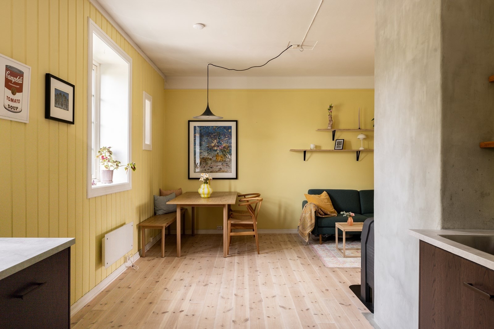 Oppholdsrommene ligger i en åpen løsning med en utforming som tilrettelegger for en naturlig inndeling mellom kjøkken, spisestue og stue. Galleribilde