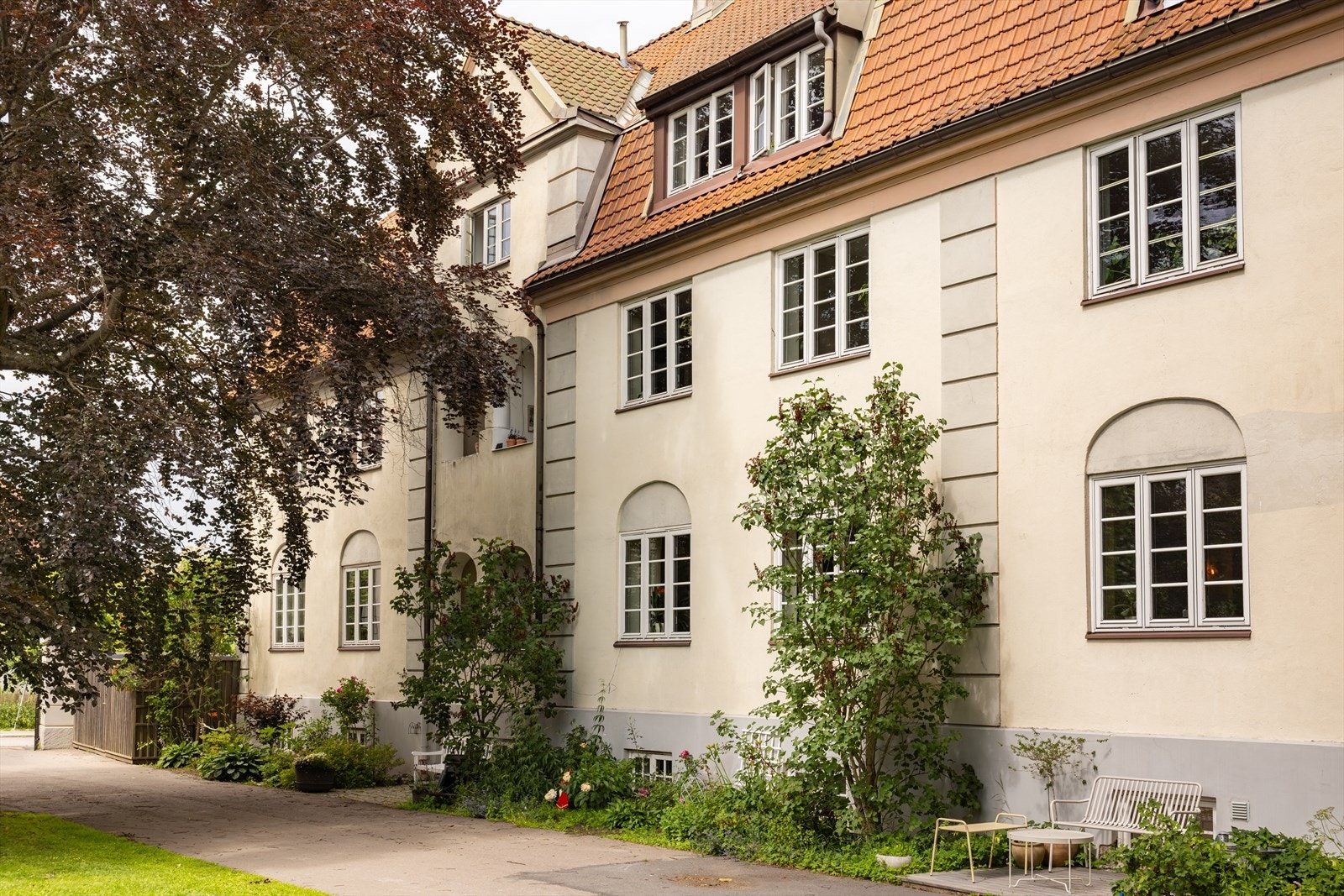 Dette er en nydelig, klassisk betydelig oppgradert 3-roms beliggende i en vakker bygård. Galleribilde