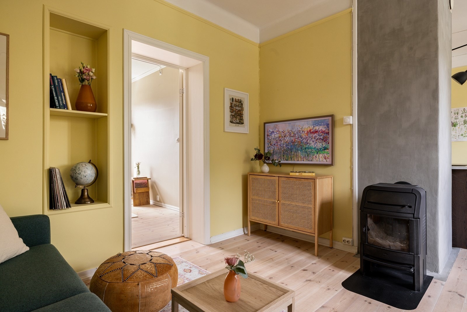 I stuen er det også en flott vedovn som gir en lun og god atmosfære gjennom kalde høst- og vinterdager. Galleribilde