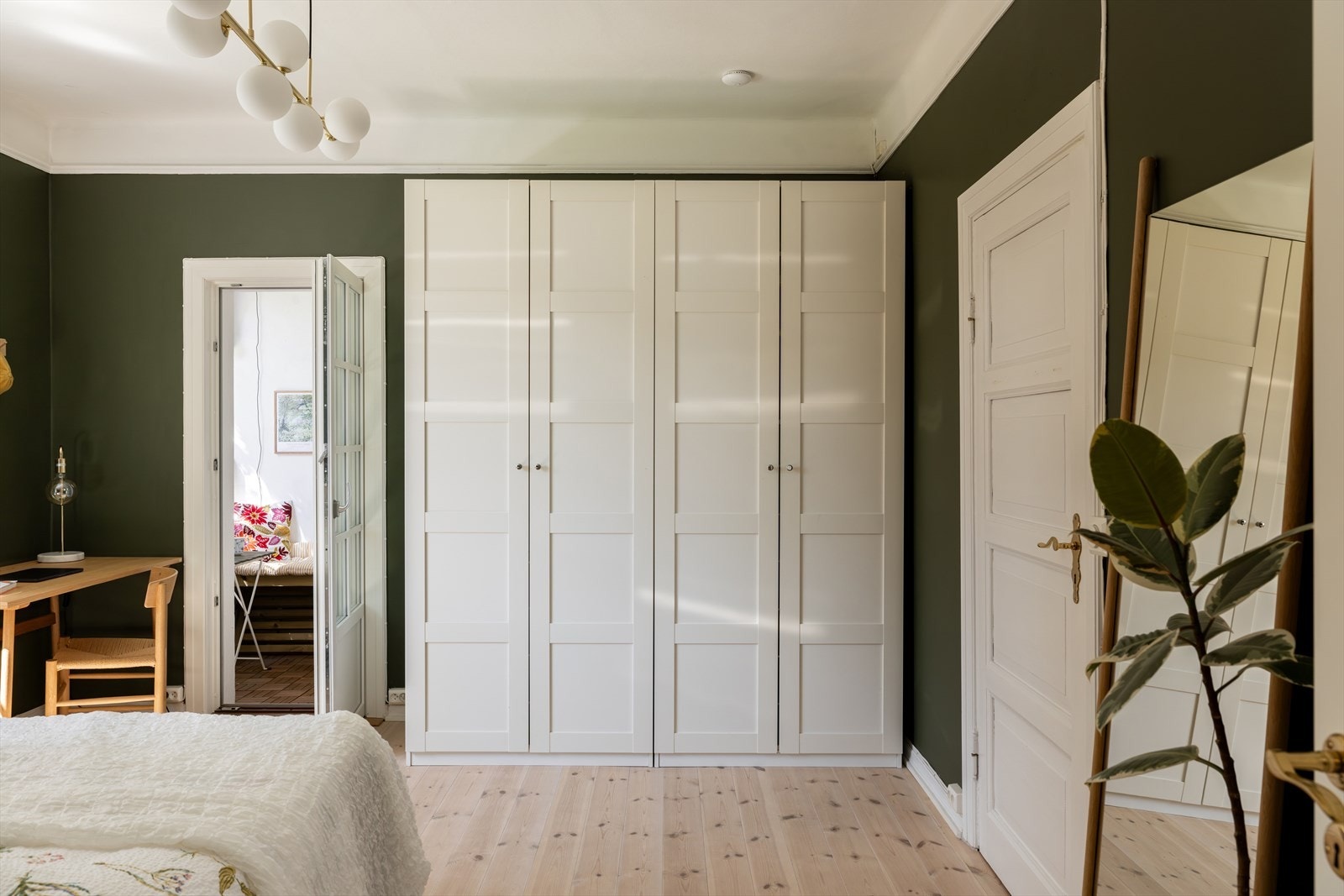 Stort garderobeskap medfølger. Galleribilde