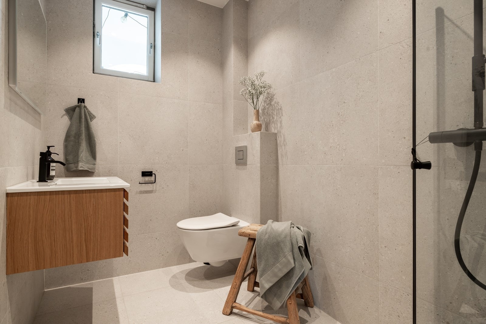 Svært lekkert baderom fra 2022. Galleribilde