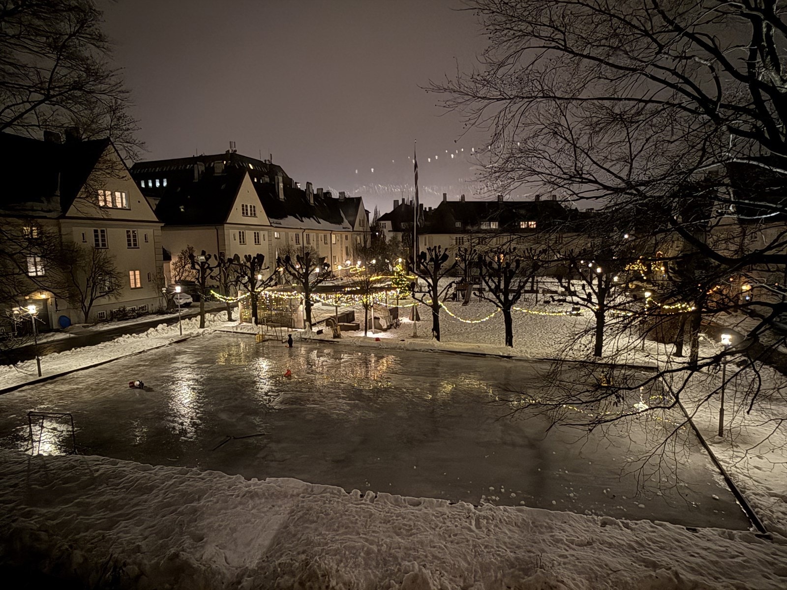 På vinterstid gjøres bakgården om til skøytebane. Selgers bilde. Galleribilde