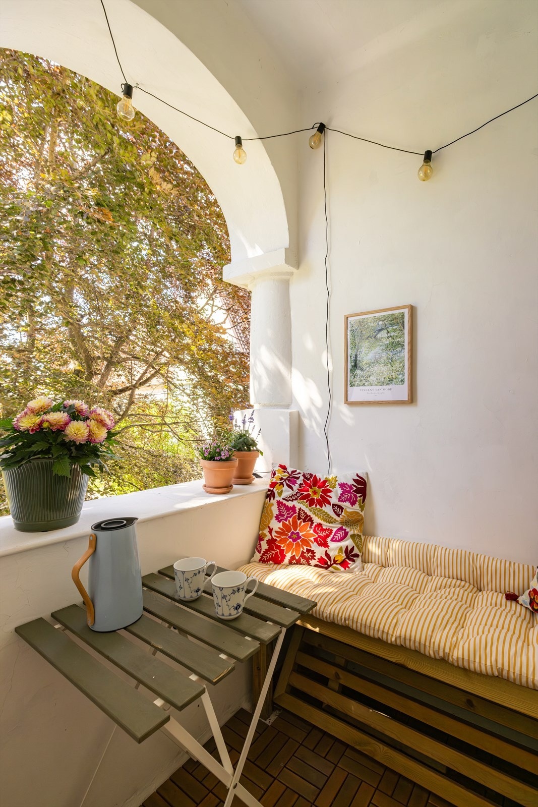 Klassisk og delikat balkong med frodig utsyn. Galleribilde