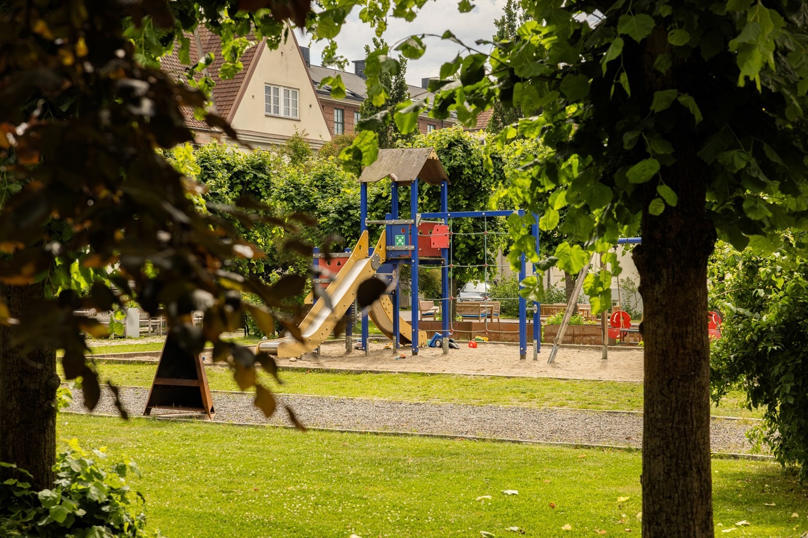 Lekeplass for de minste, store grøntarealer og sosialt naboskap. Galleribilde