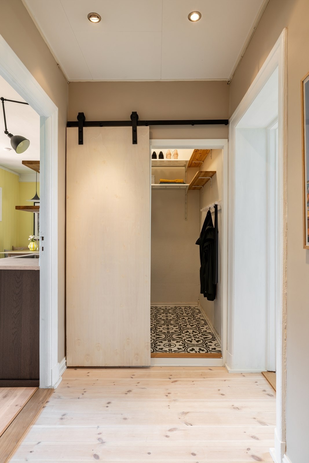 God plass til oppheng av ytterklær og plassering av sko. Galleribilde