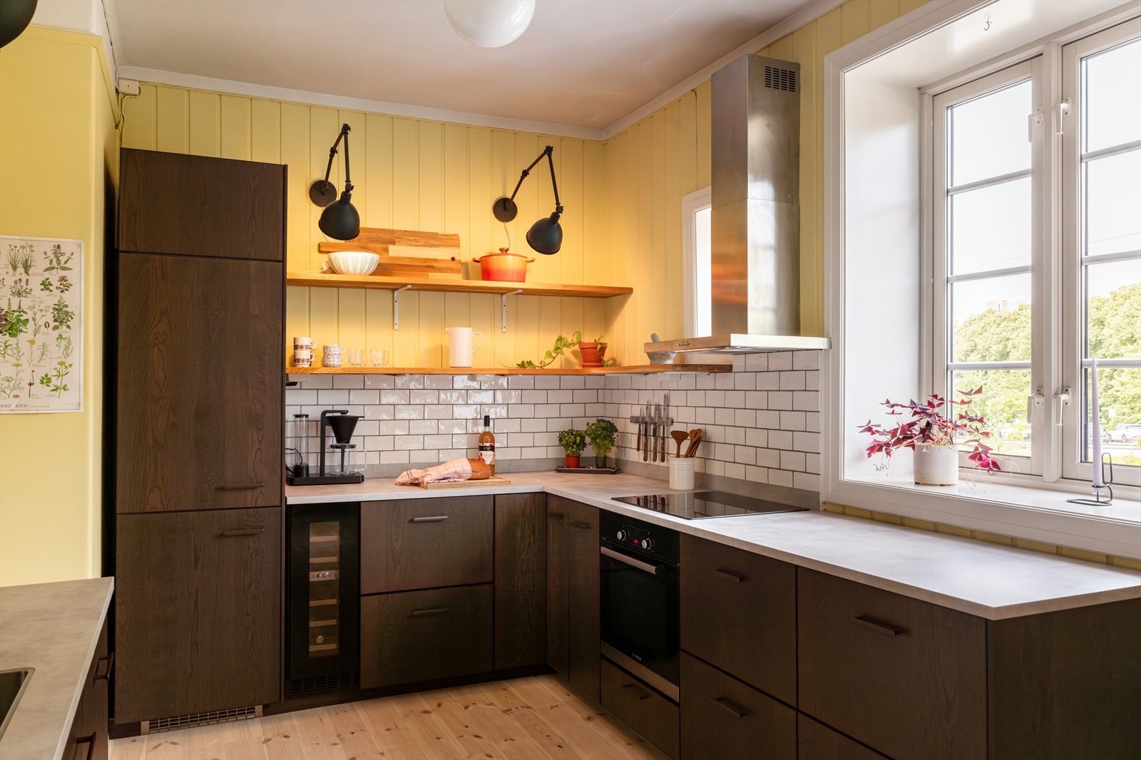 Meget pent kjøkken med gode arbeidsflater, fint utsyn og integrerte hvitevarer. Galleribilde