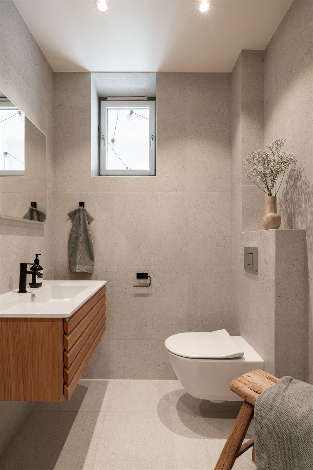 Rommet er innredet med romslig dusjnisje, toalett og servant med god oppbevaringsplass. Galleribilde