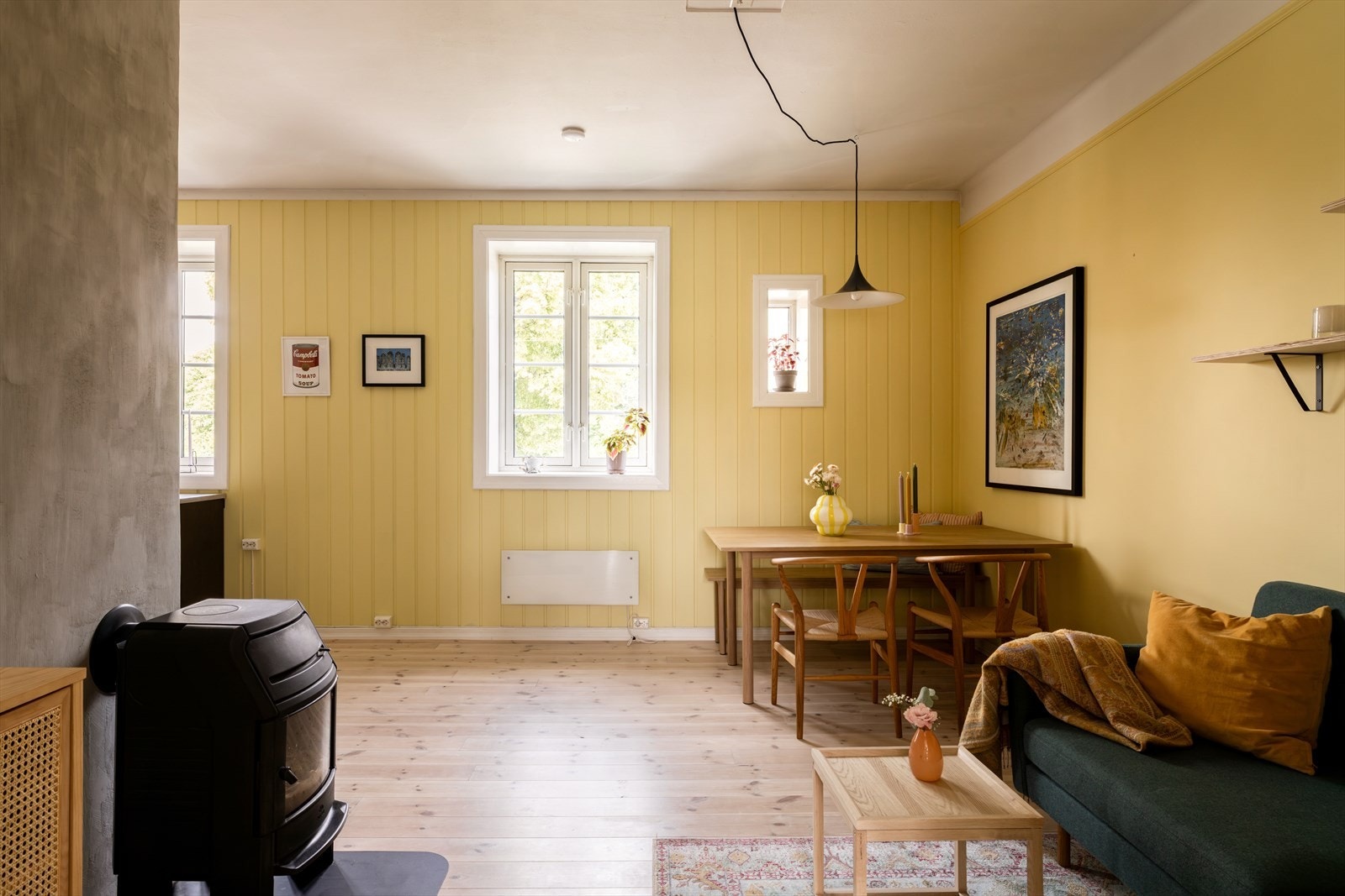 Pen stue med bra takhøyde og godt lysinnslipp. Galleribilde