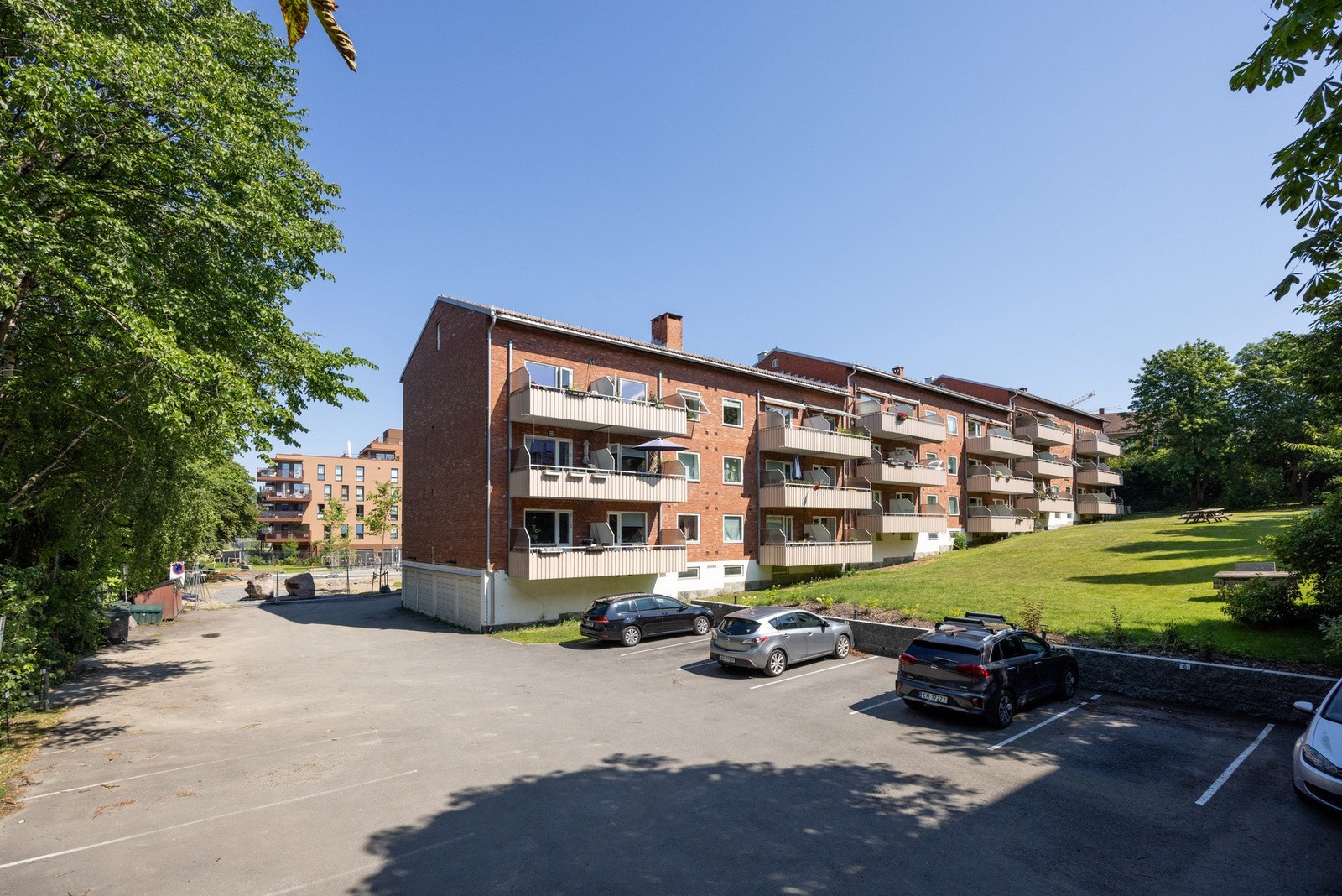 Mulighet til å leie parkeringsplass via boligselskapet. kr 600 pr mnd for garasjeplass og kr 500 pr måned for parkeringsplass utendørs. Galleribilde